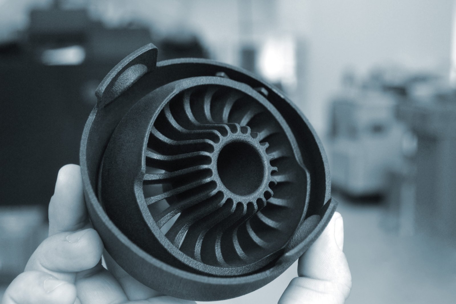 Personne tenant une pièce imprimée en 3D avec la technologie poudre