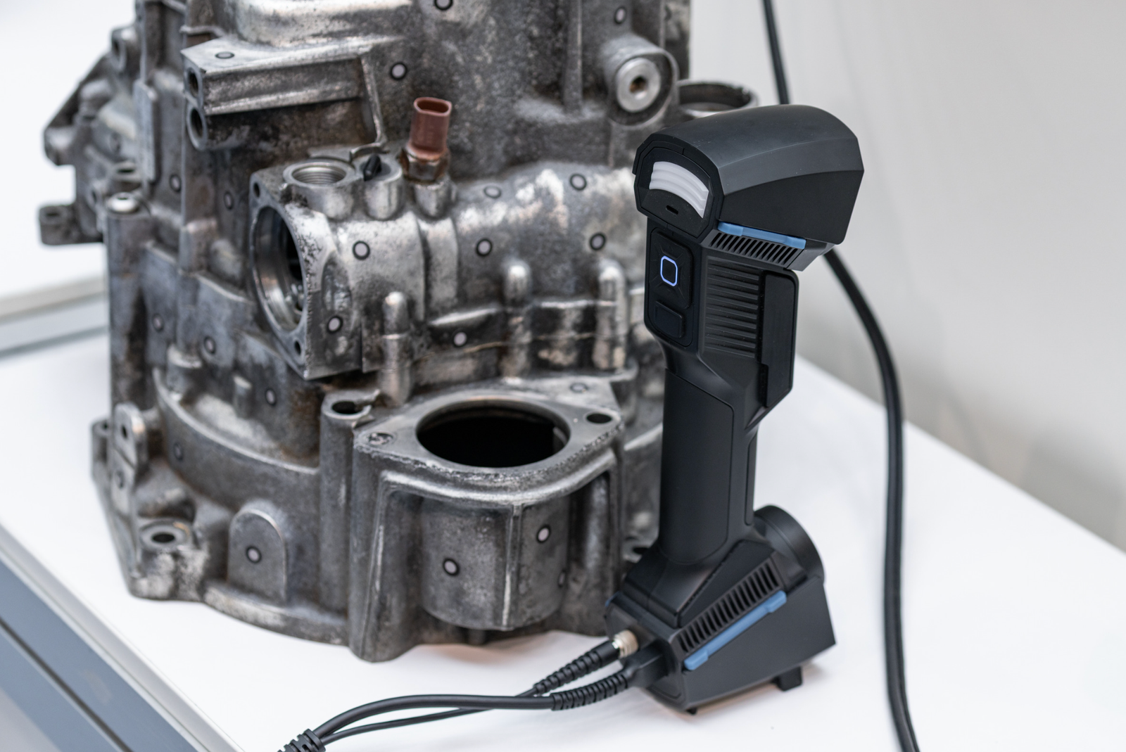 Scanner 3D et piece d'un moteur avec marqueur