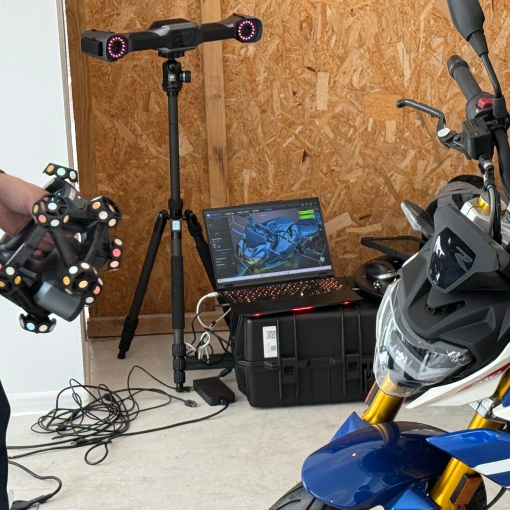 Technicien réalisant un scan 3D sur site entreprise